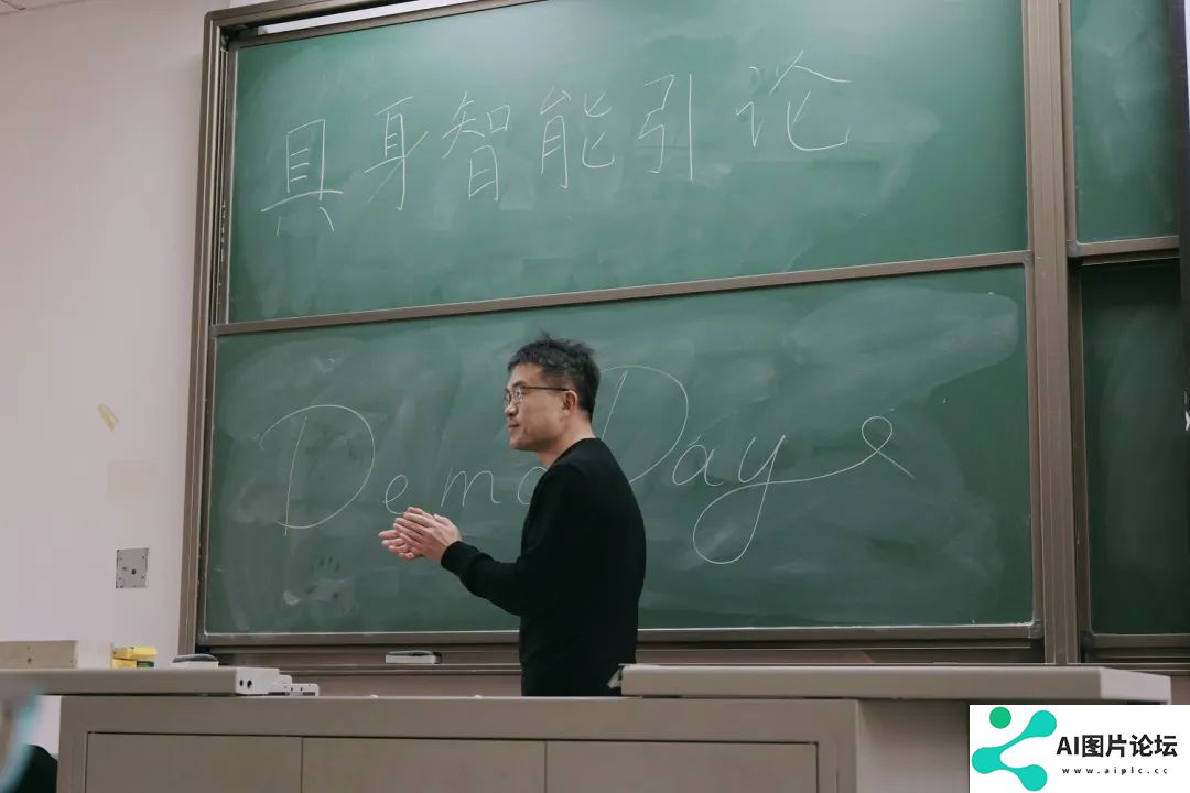 2024年秋季学期最后一节AI课，80多位复旦同学人手一个机器人 | 人工智能赋能高等教育