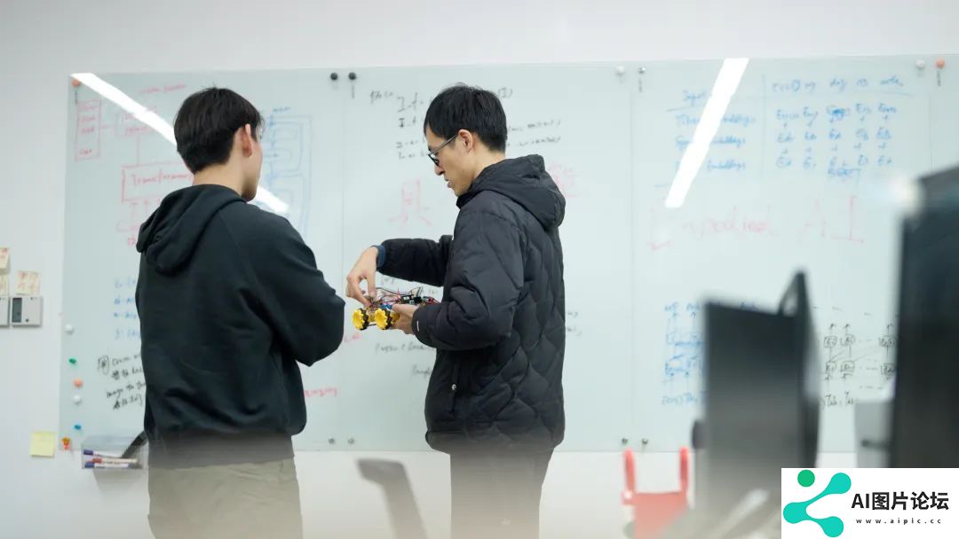 2024年秋季学期最后一节AI课，80多位复旦同学人手一个机器人 