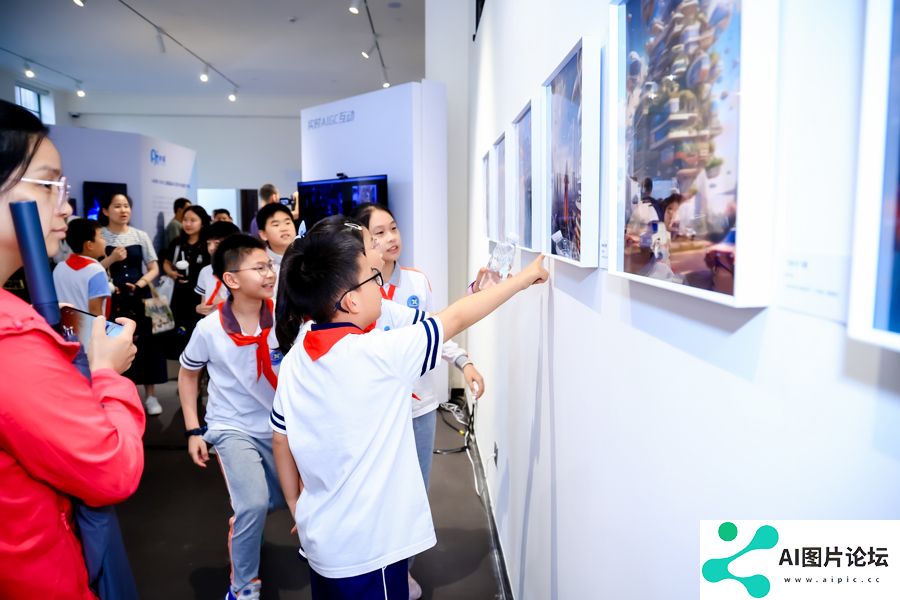 上海首届青少年AIGC创新艺术展开幕，让孩子掌握AI技能